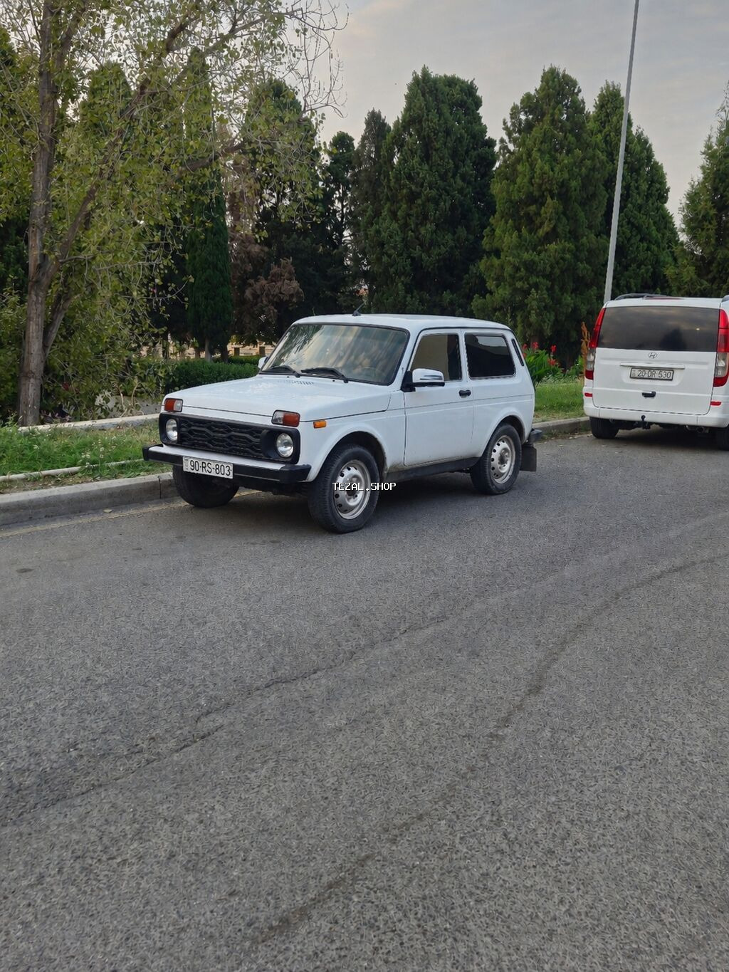 LADA Niva 3 qapı, ağ rəngli ofroud Xırda kosmetik işləri var