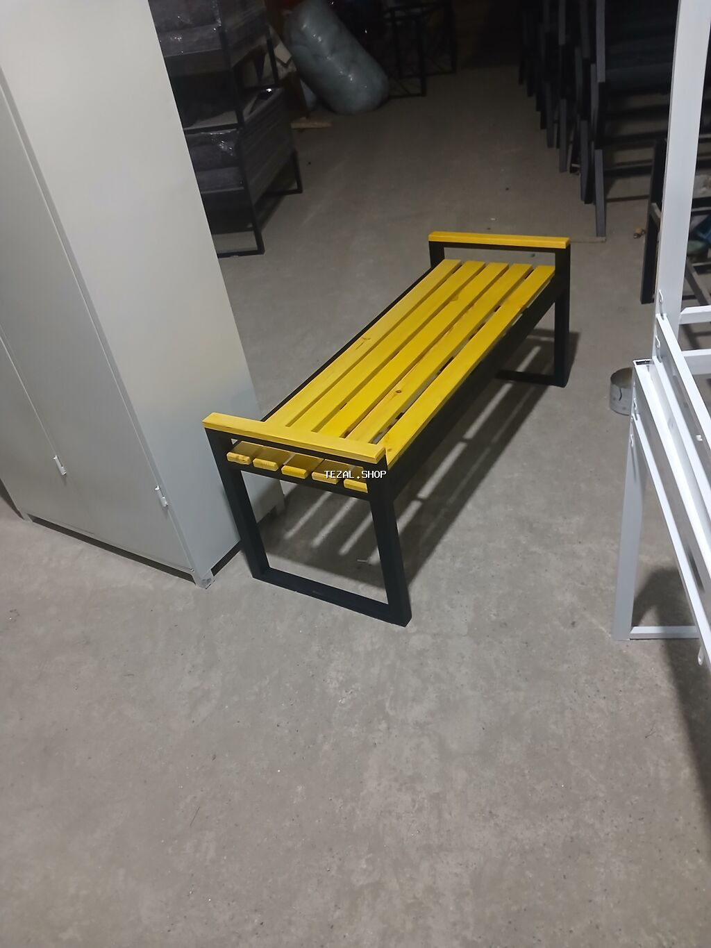 Metall karkaslı skamya - Dizayn: Qara metal karkas, sarı rəngli taxta
