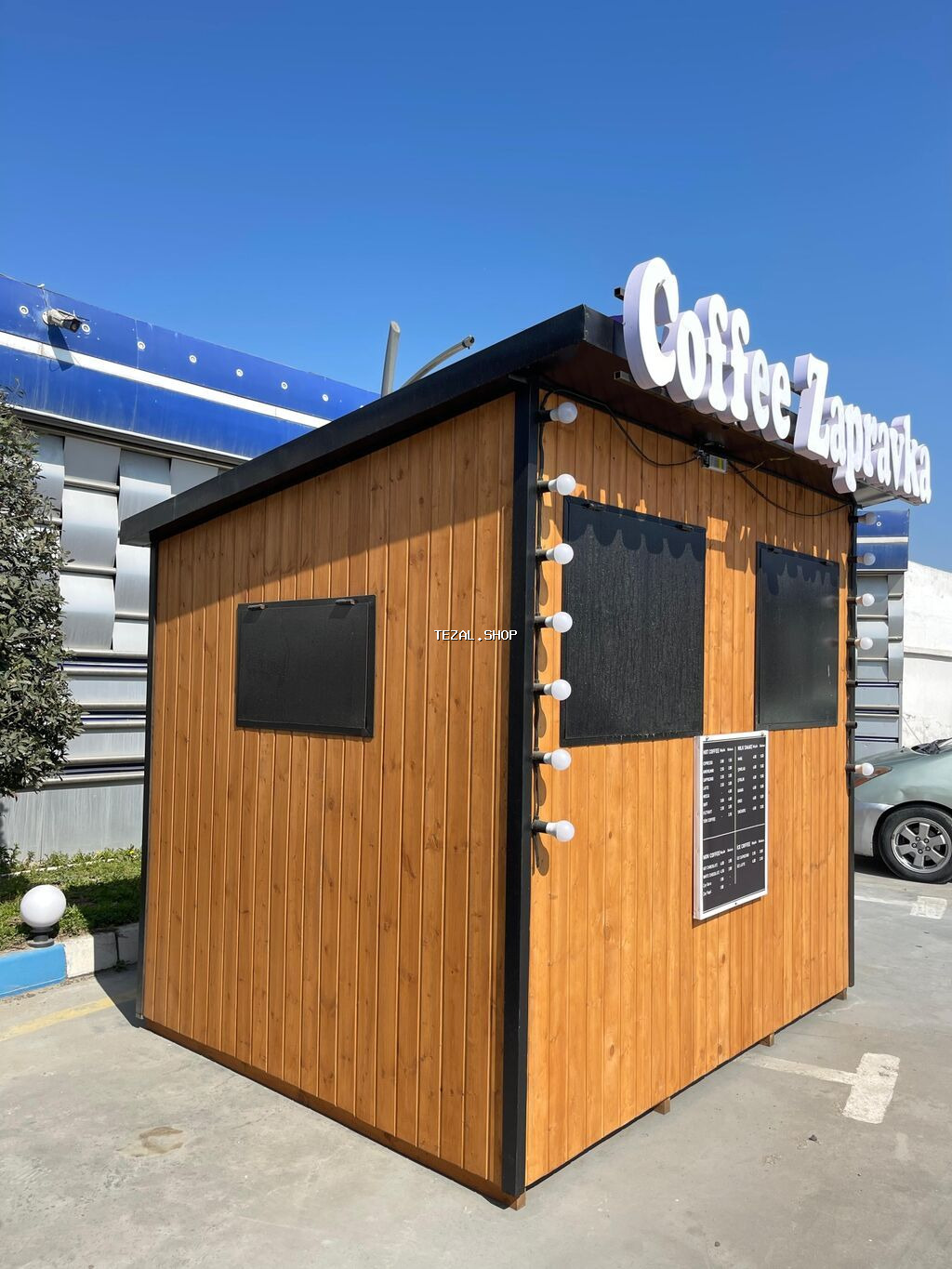 Taxta fasadlı mobil kofe köşkü – “Coffee Zapravka” işıqlandırmalı Fatmayı — TezAl.shop