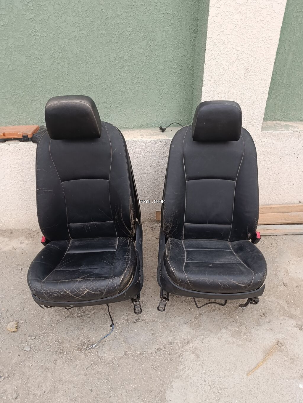 F10 oturacaqları hər bir şeyi isləyir yaxşı vəziyyətdədir