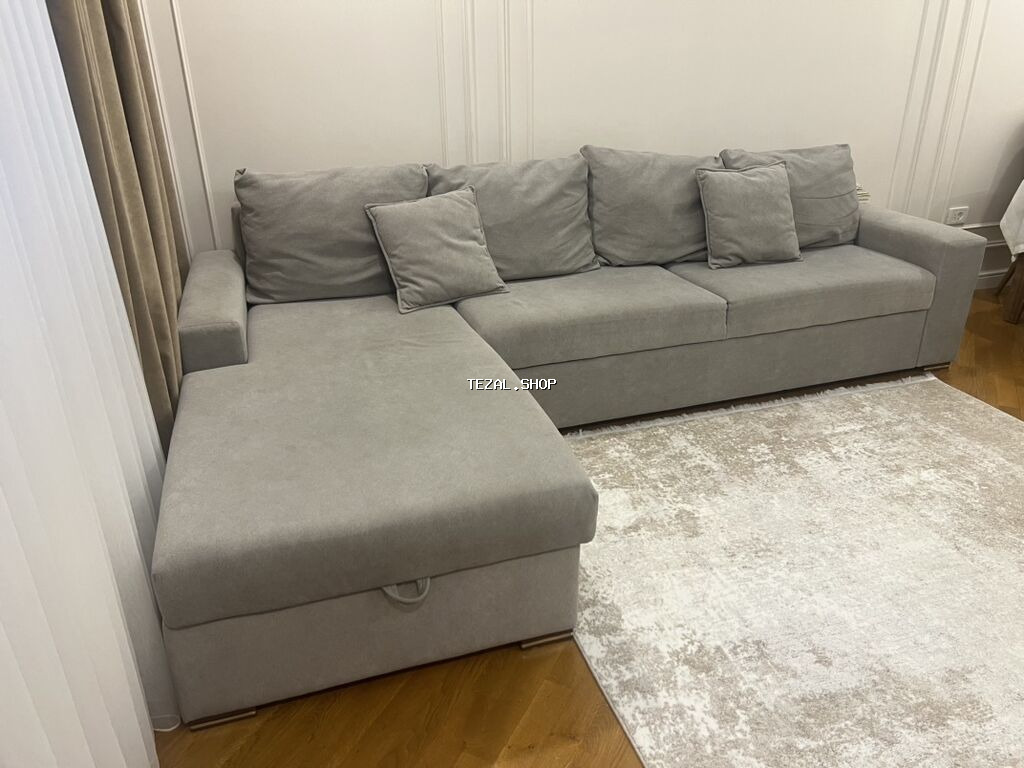 Boz rəngli künc divan (L‑şəkilli), geniş oturacaq və chaise bölməsi