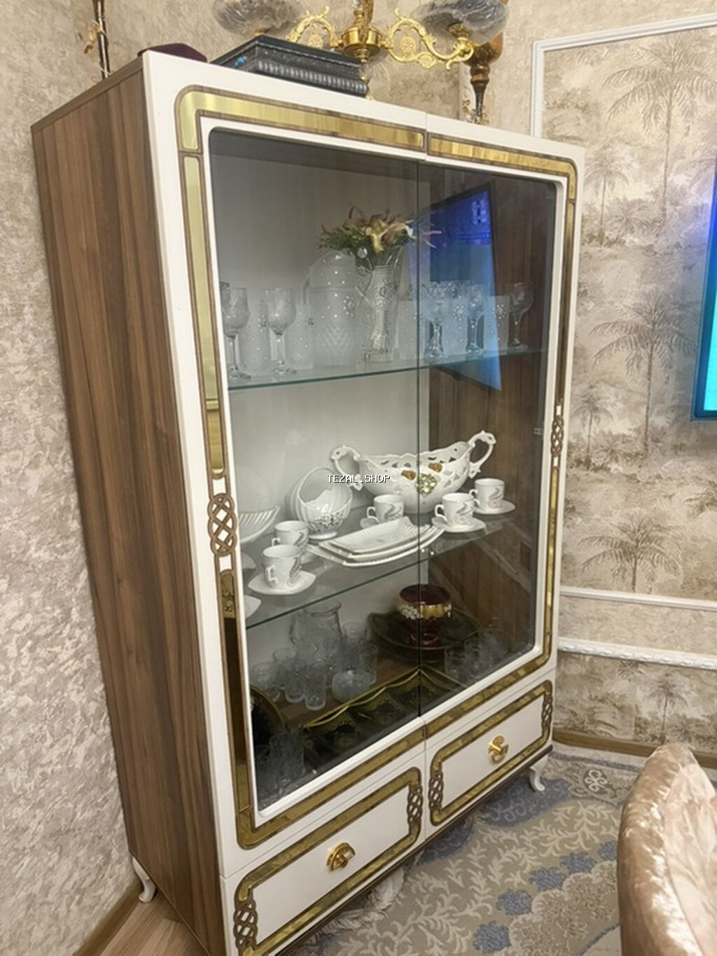 Şüşəli dolab vitrini, Yeni