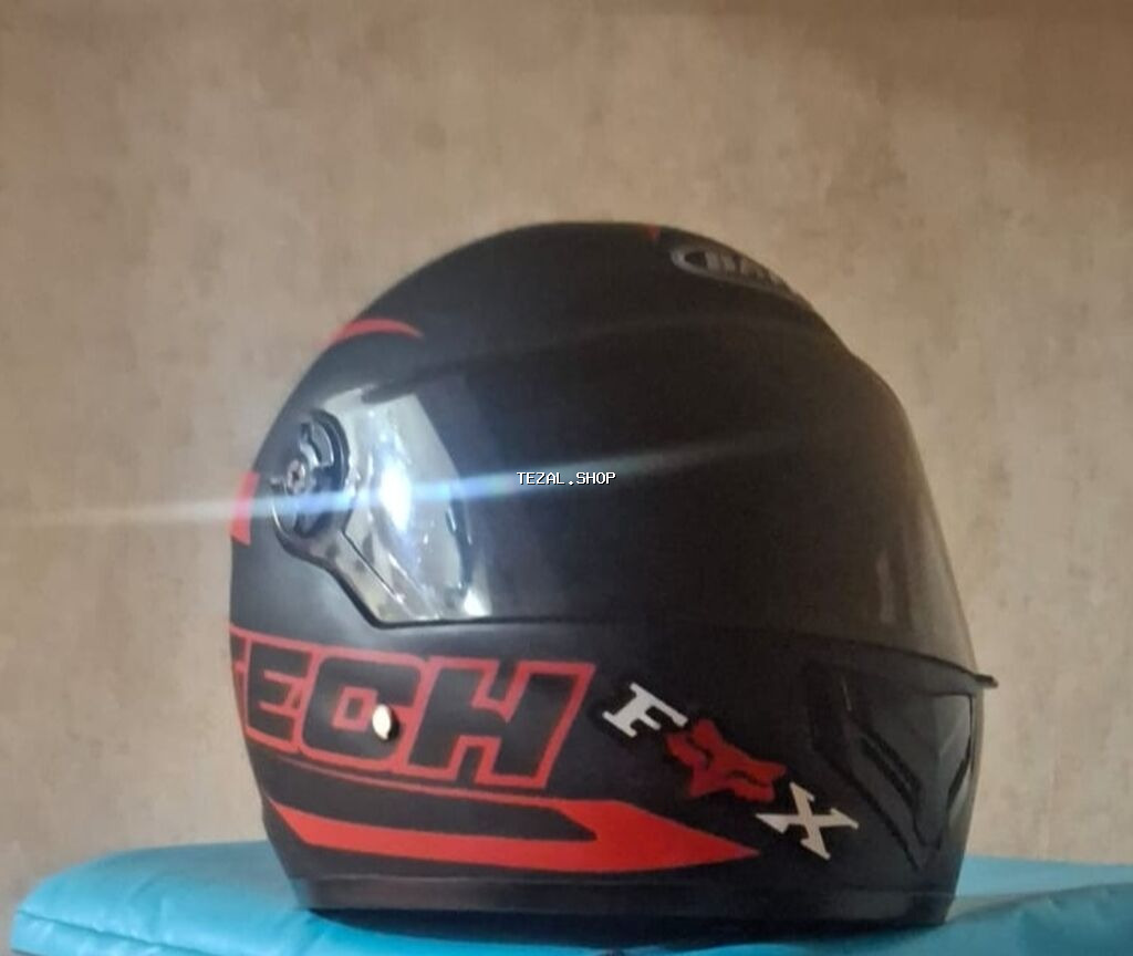 Motosiklet kaskı. Tam üz örtüklü (full-face) dizayna malikdir və baş
