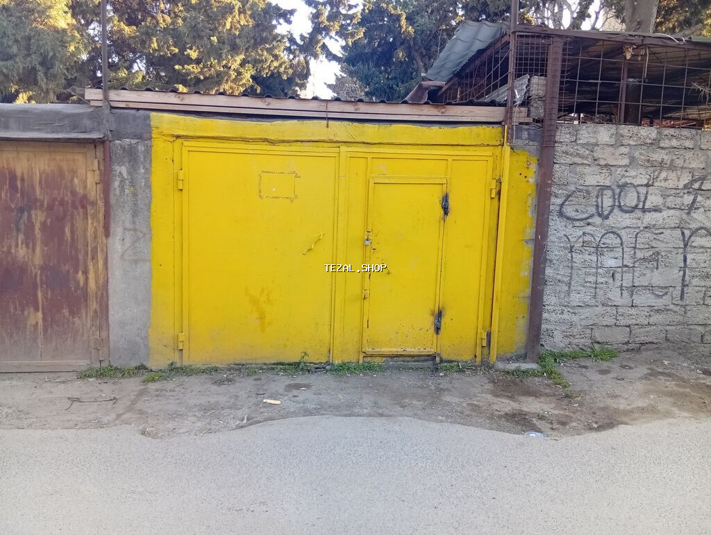 Qaraj/Anbar sahəsi - Dəmir qapılı, sarı rəngli giriş; ikitərəfli qapı