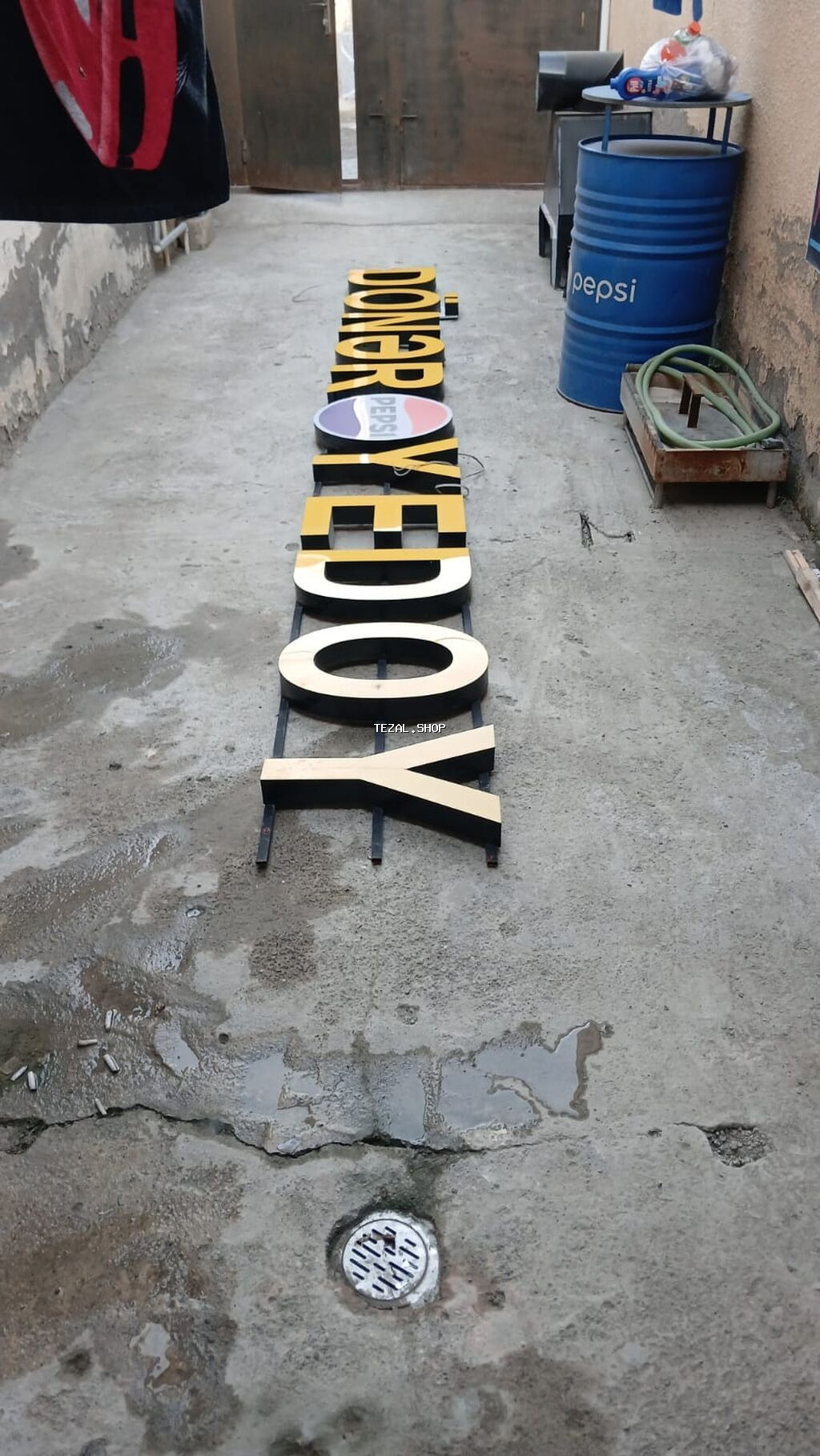 Reklam satilir. herfin eni 45 sm uzunu 4.50 m. qiymet 200 manat. Unvan