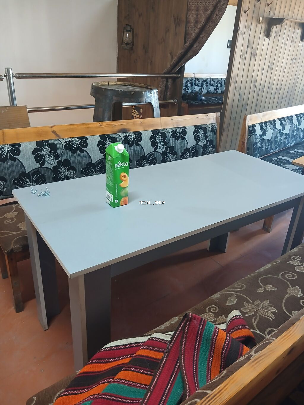 Skameykalar ilə, Dördbucaq masa - şəkil 4