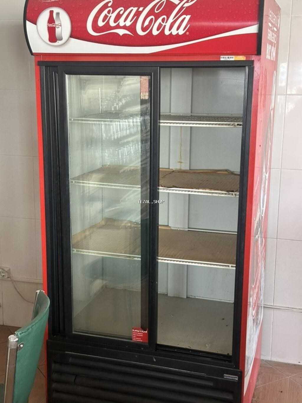 Məhsul: İkiqapılı şüşə vitrin soyuducu (Coca‑Cola brendli dizayn)