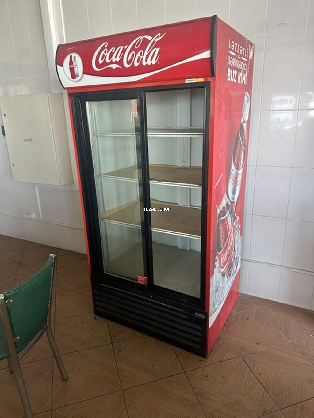 Məhsul: İkiqapılı şüşə vitrin soyuducu (Coca‑Cola brendli dizayn) - şəkil 2