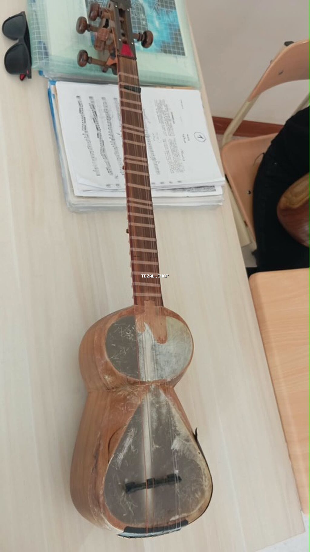Tar – Azərbaycan milli simli musiqi aləti - Korpus: iki hissəli armud