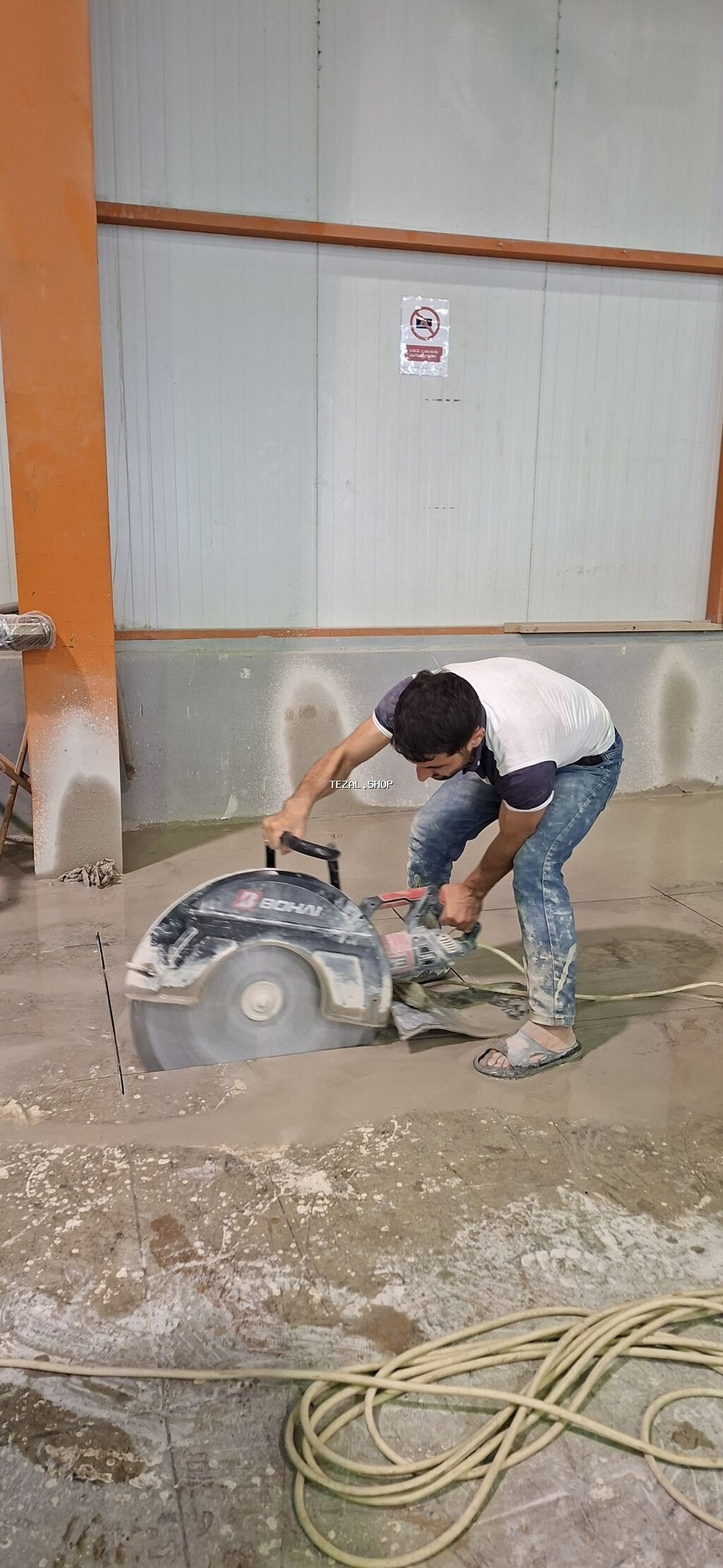Beton kəsən beton deşən səliqəli düz və dairevi kəsim işləri beton