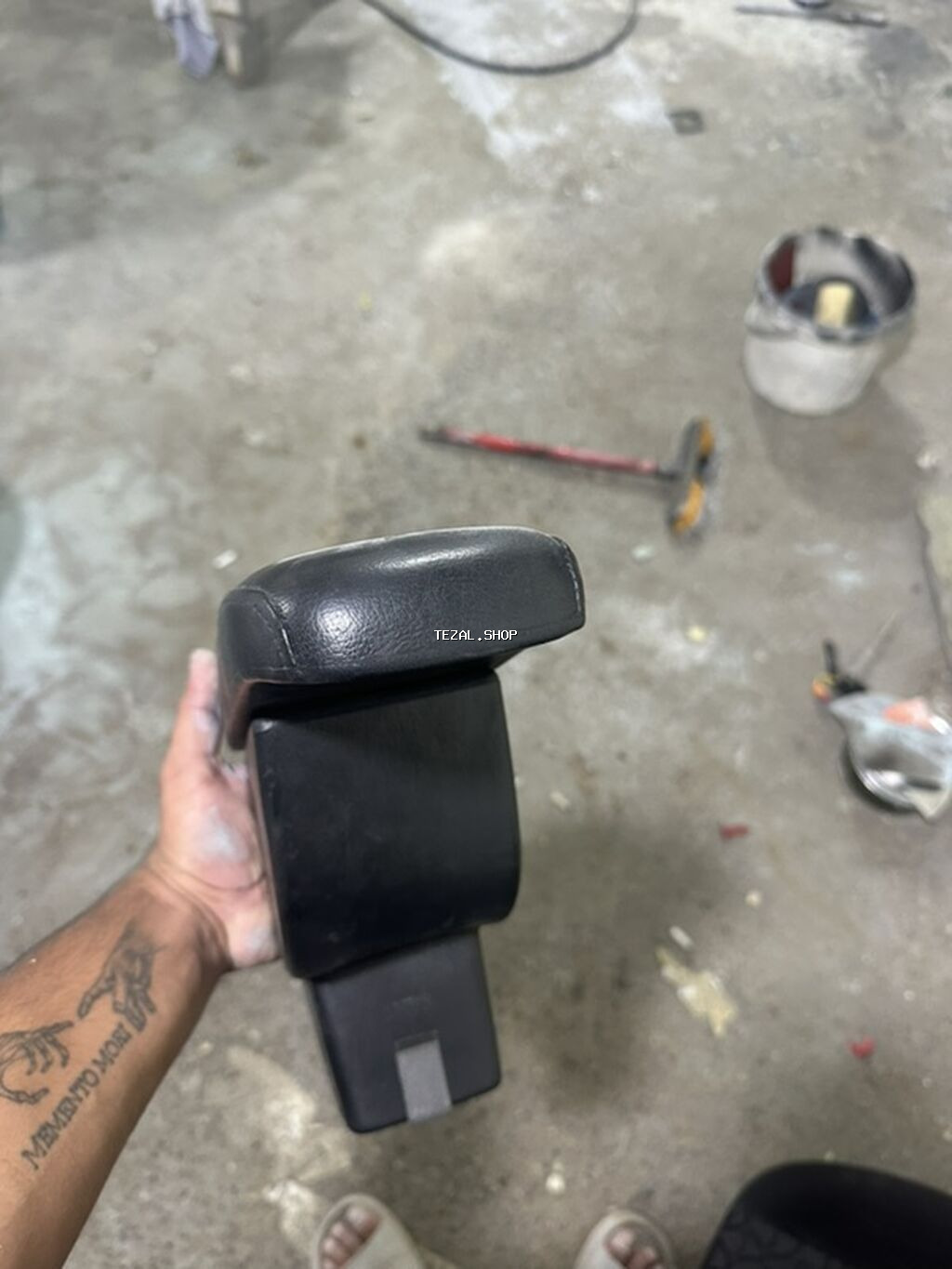 Maşın üçün mərkəzi qoltuqaltı (armrest) və saxlancla qutusu - Rəng