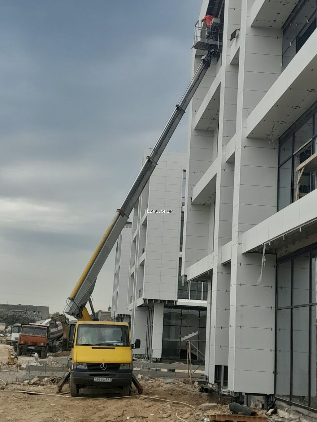 Avtokran səbəti ilə yüksəklikdə iş xidməti avtosəbət qaldırıcı kran