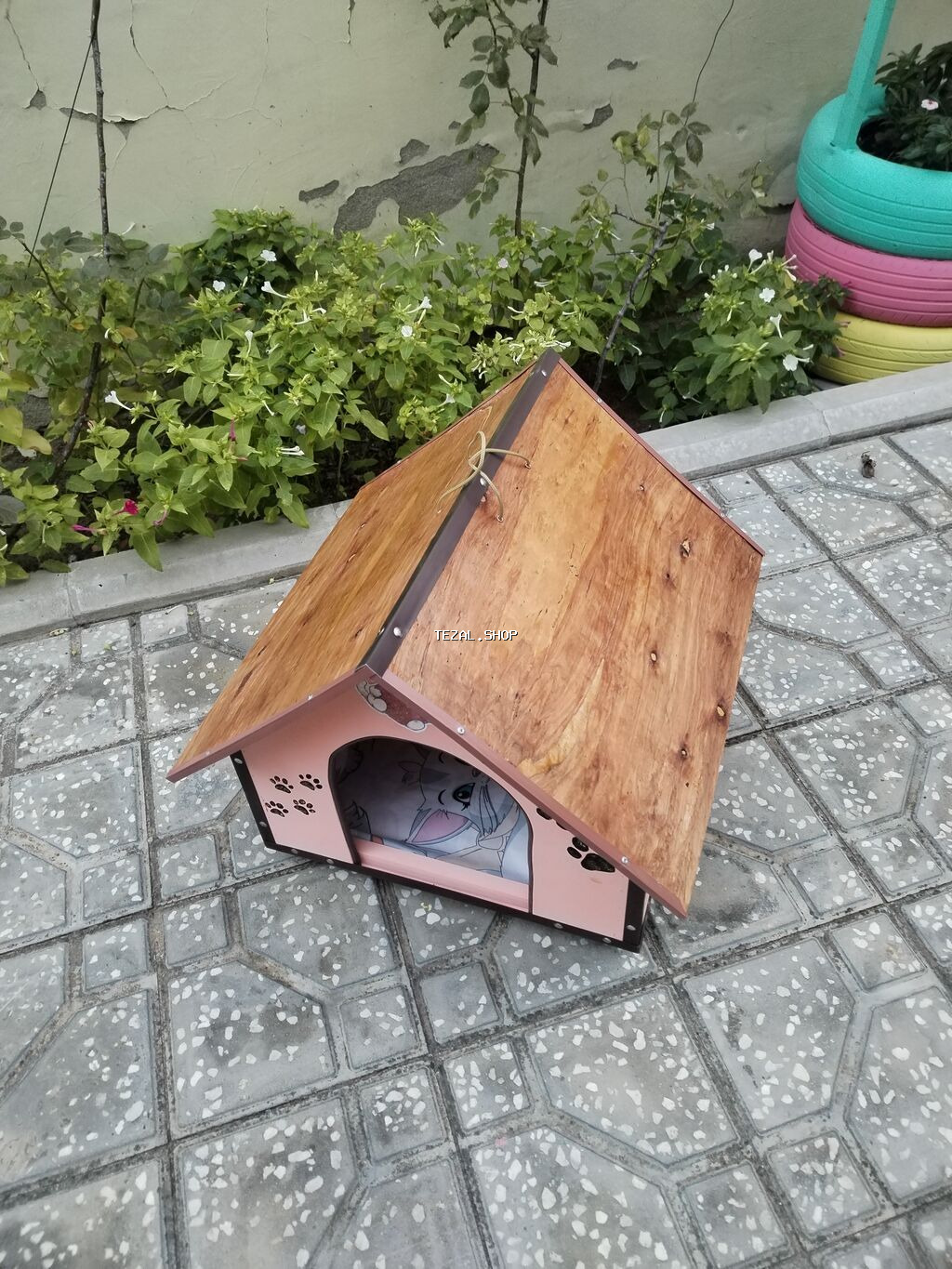 Taxtadan hazırlanmış pişik yuvası. Yuvanın damı yağışa və qara davamlı