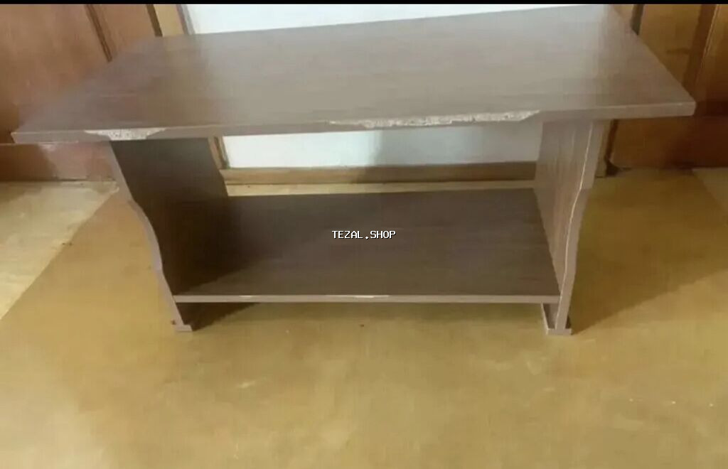 Ağac rəngində, düzbucaqlı formalı aşağı profilli masa. - Material