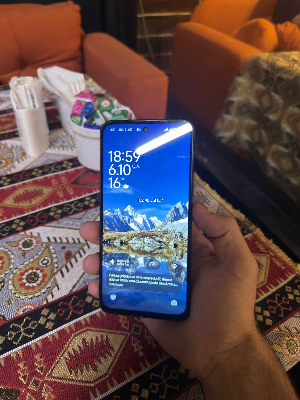 Smartfon – tam ekranlı, nazik çərçivəli ön panel və ön kamera üçün