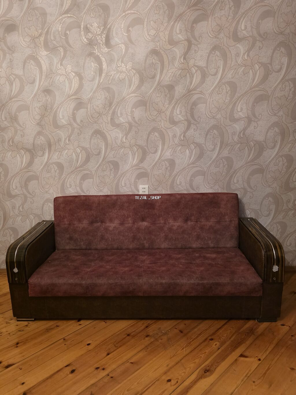 Bazalı divan - Rəng: tünd bənövşəyi oturacaq və söykənəcək, tünd