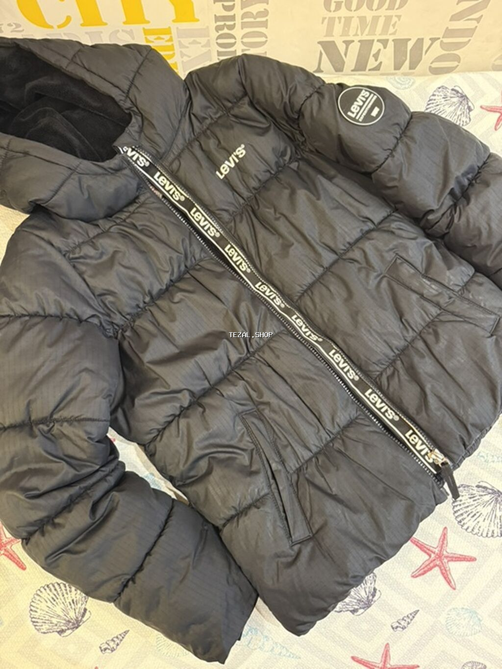 Levi’s qara rəngli qışlıq puffer gödəkçə - Model: kapüşonlu, ön