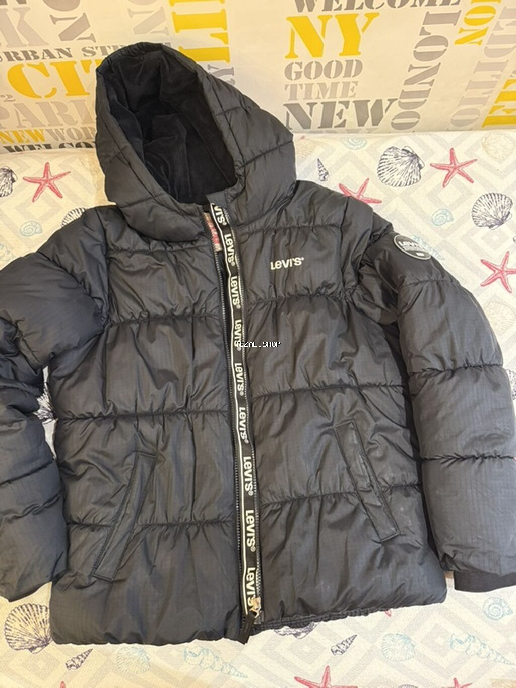 Levi’s qara rəngli qışlıq puffer gödəkçə - Model: kapüşonlu, ön - şəkil 2