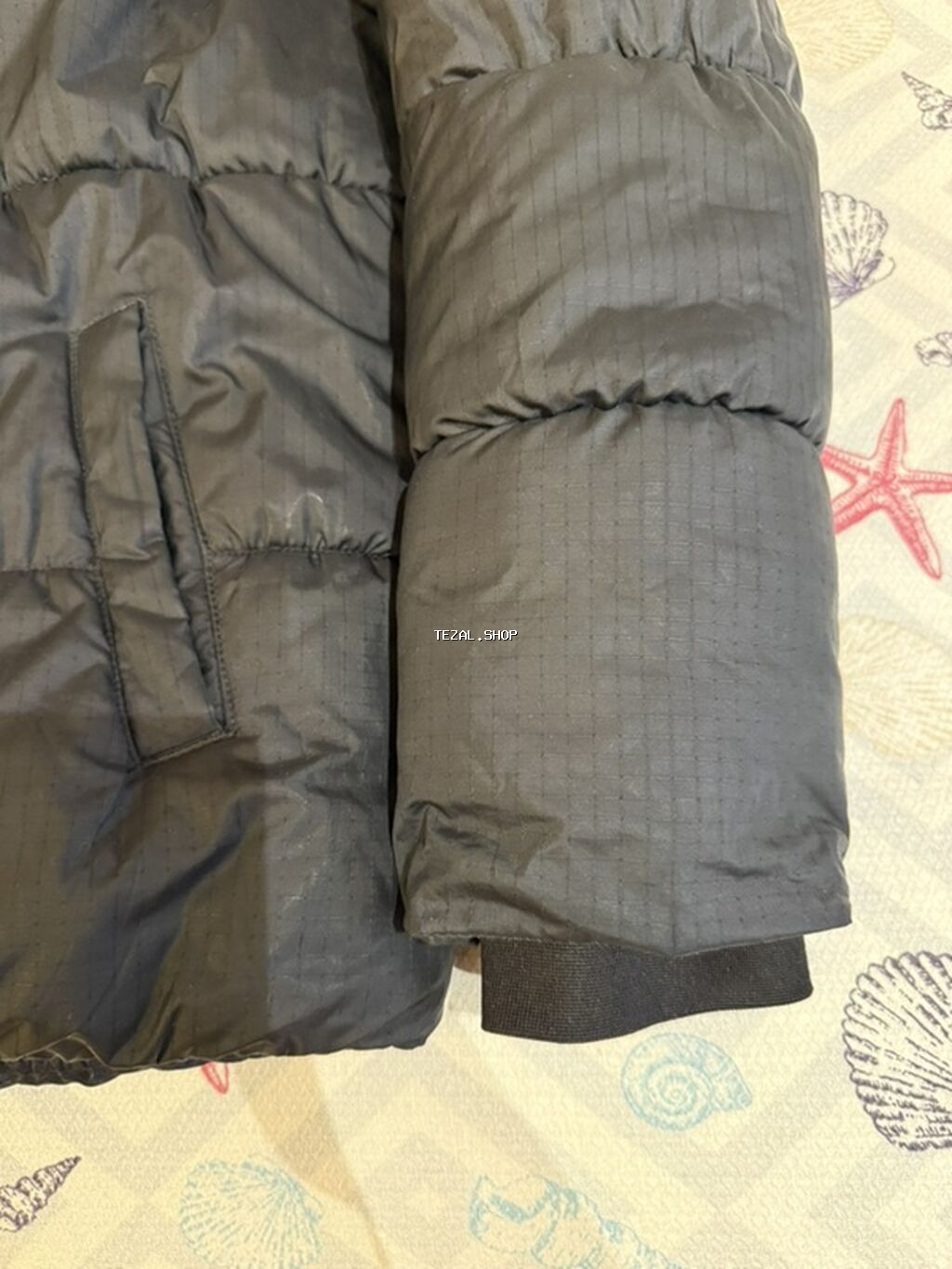 Levi’s qara rəngli qışlıq puffer gödəkçə - Model: kapüşonlu, ön - şəkil 3