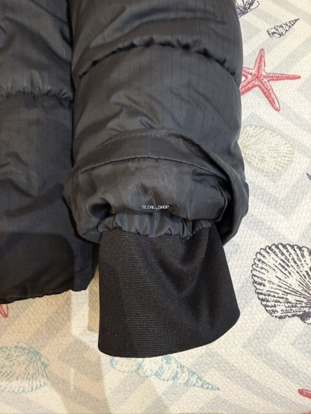 Levi’s qara rəngli qışlıq puffer gödəkçə - Model: kapüşonlu, ön - şəkil 4