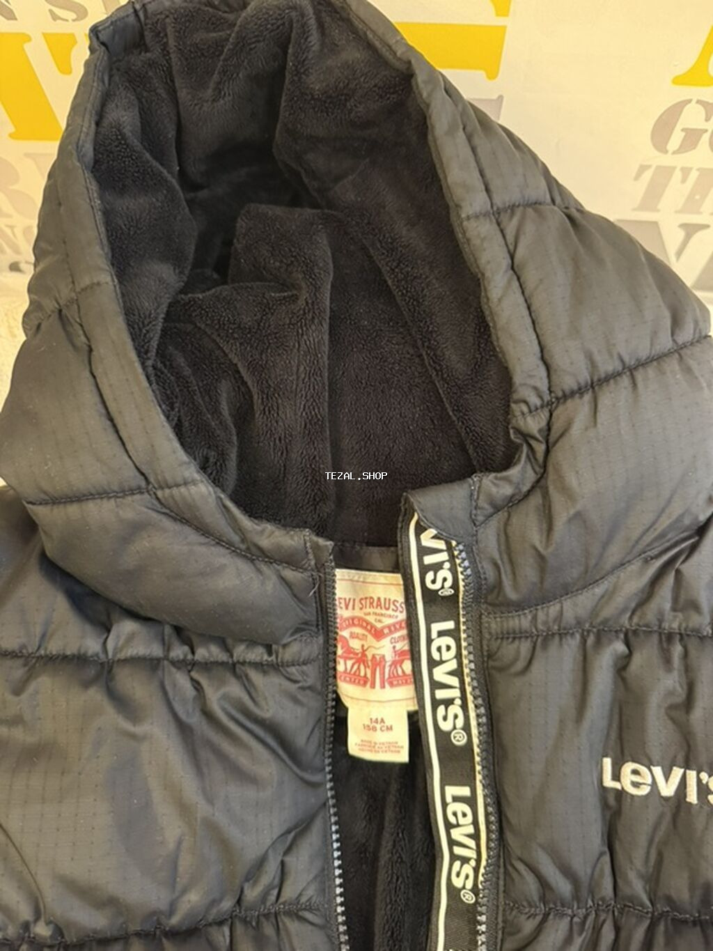 Levi’s qara rəngli qışlıq puffer gödəkçə - Model: kapüşonlu, ön - şəkil 5