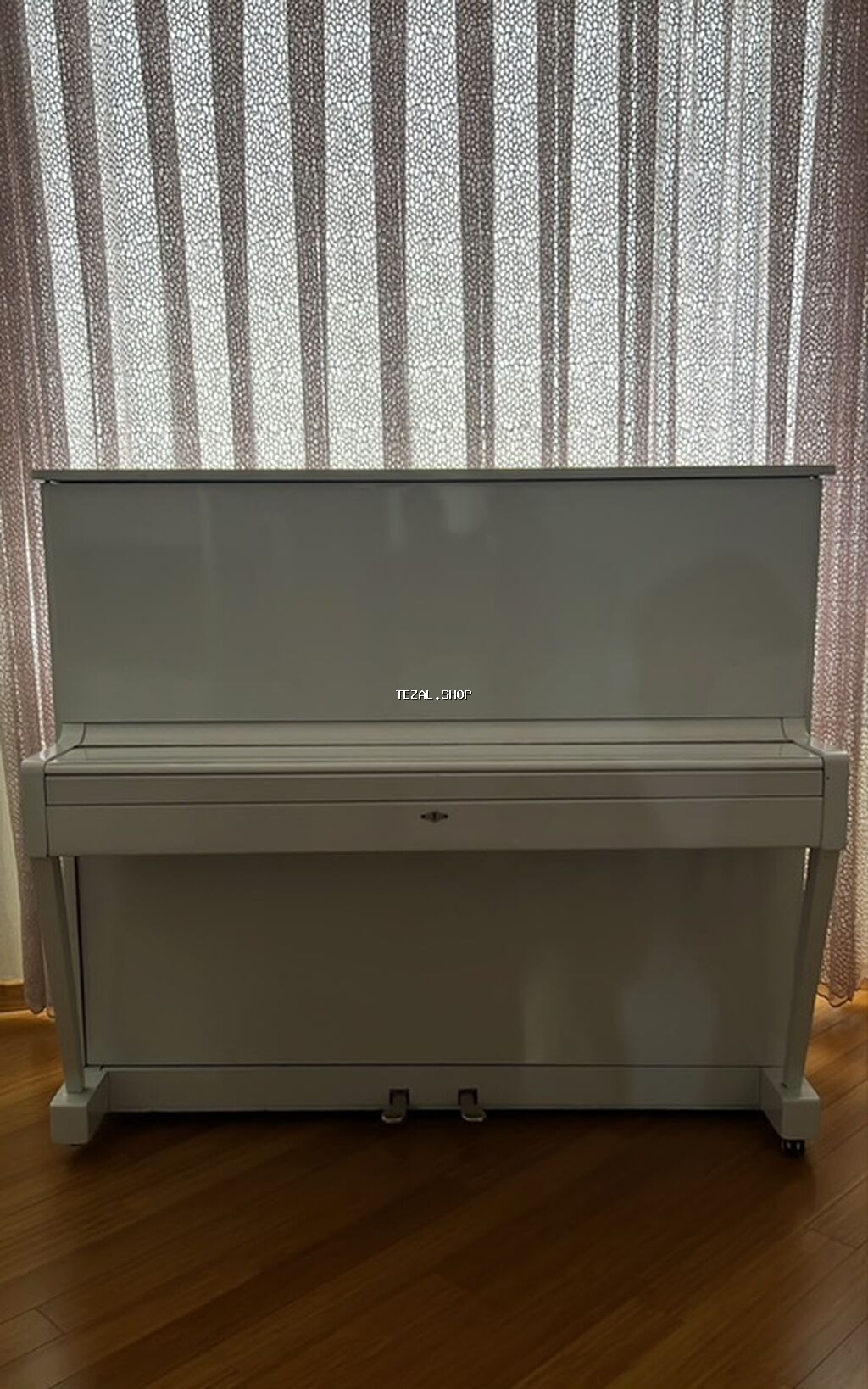 Ağ rəngli akustik upright piano - Korpus: parlaq ağ lak örtük, müasir