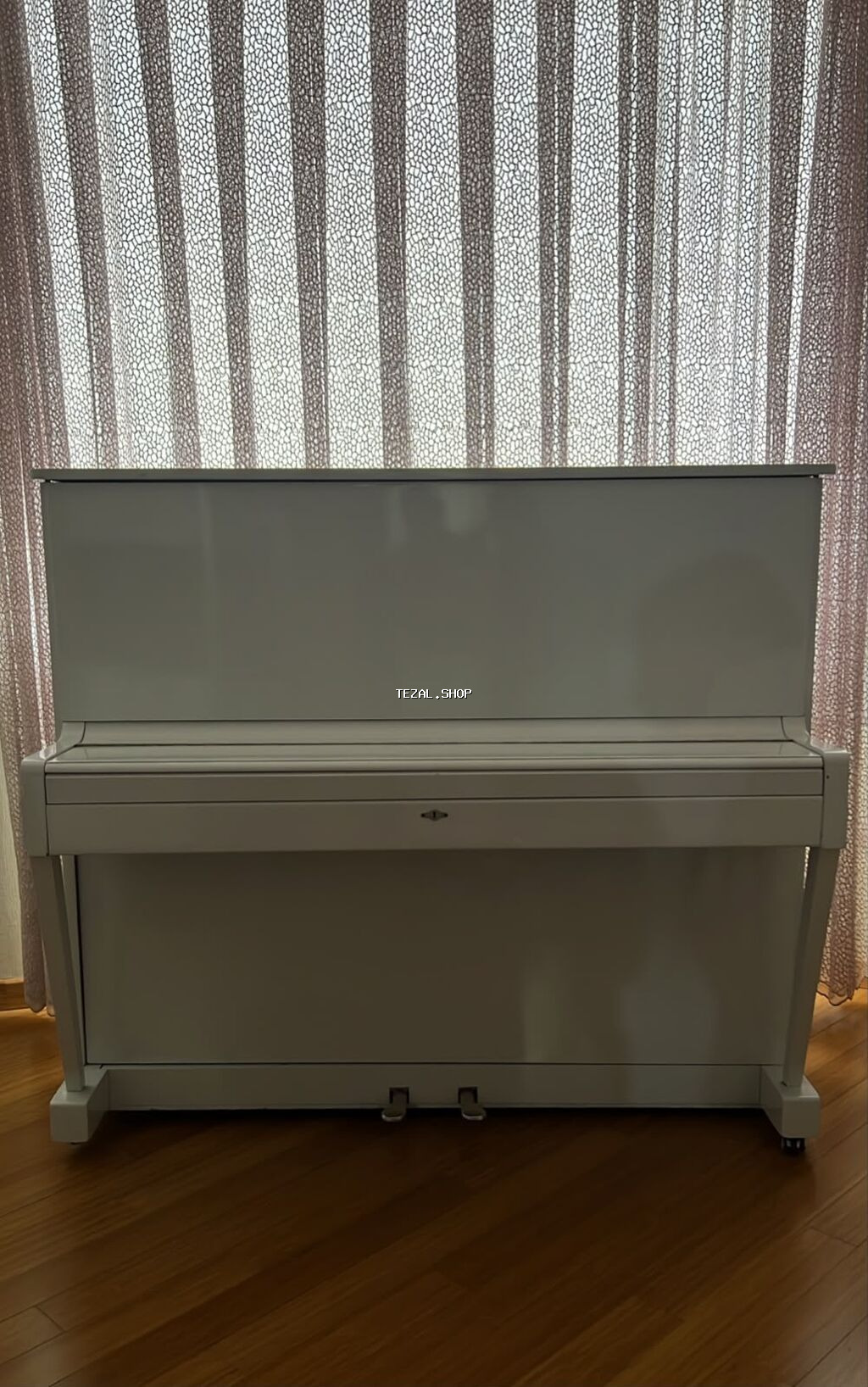 Ağ rəngli akustik upright piano - Korpus: parlaq ağ lak örtük, müasir - şəkil 2