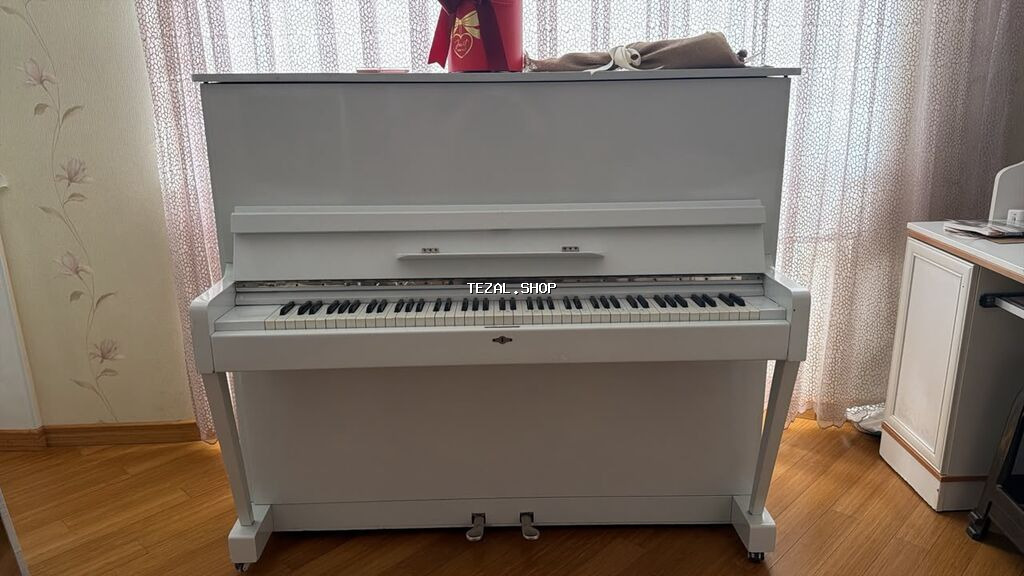 Ağ rəngli akustik upright piano - Korpus: parlaq ağ lak örtük, müasir - şəkil 3