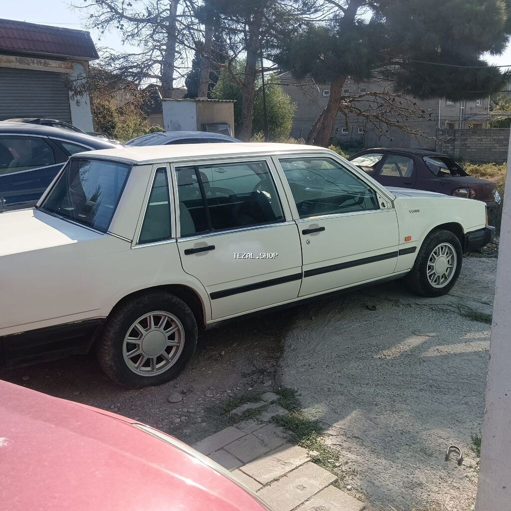 Volvo sedan, ağ rəng, klassik küncəl dizaynlı kuzov. - Kuzov: 4