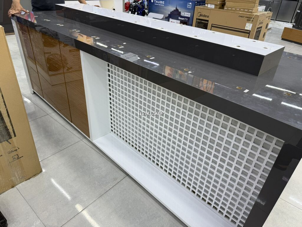 Mobil telefon vitrini. Ünvan Quba