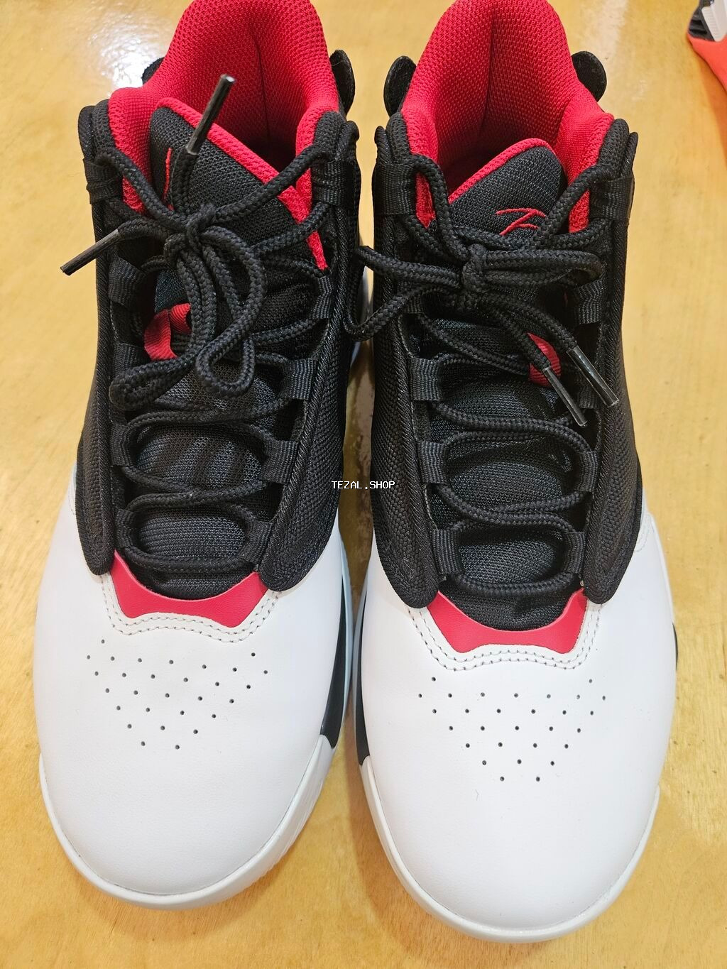 –NİKE JORDAN MAX AURA 4 qara/ağ/qırmızı rəng kombinasiyası - şəkil 2