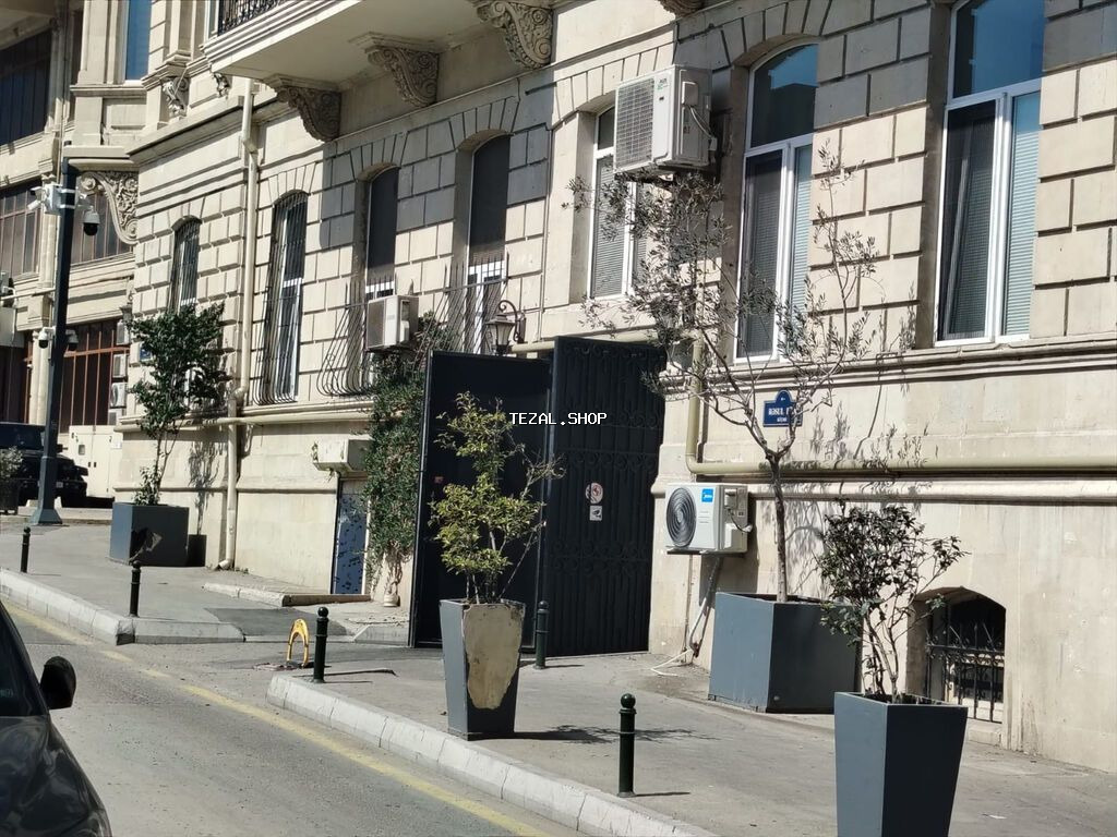Rəsul Rza küçəsi 24, Şəhrin mərkəzi – Qış Parkı və Torqovı arasında