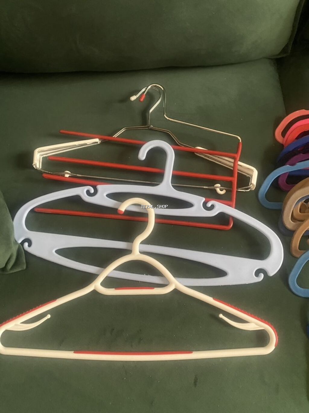 24 edetdir - Material: metal, plastik və məxməri örtüklü asılqanlar - şəkil 3