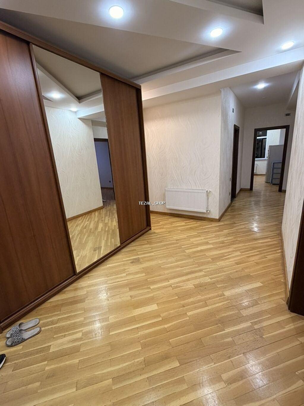 Menzil elveriwdi yerde yerlewir Musabekov parkinin yaninda. Saki