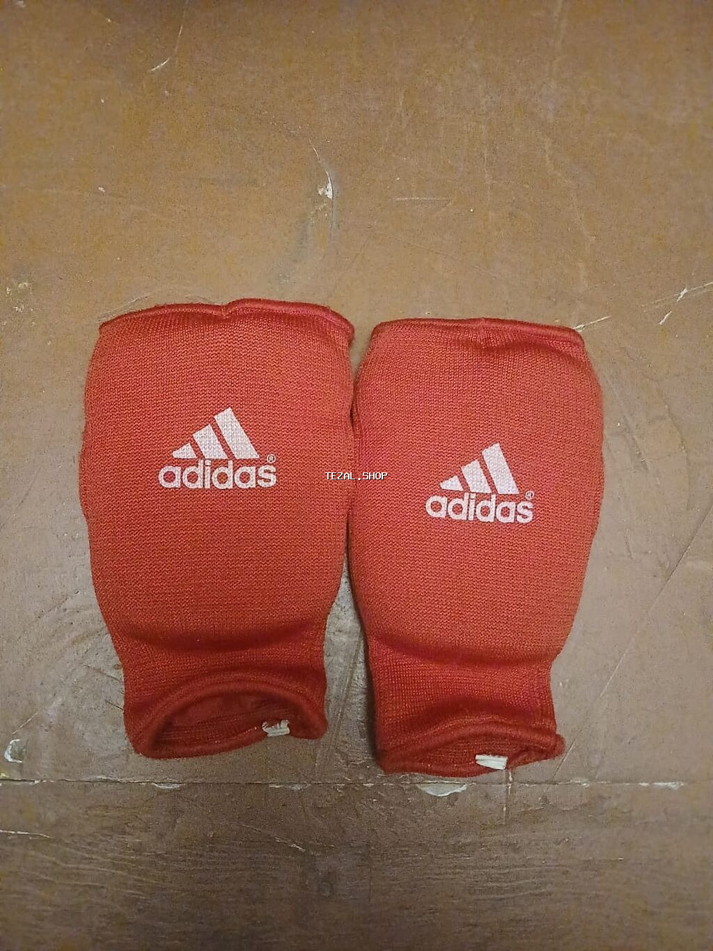 Adidas qırmızı dizliklər (1 cüt) satılır. İstəyən. əlaqə saxlasın