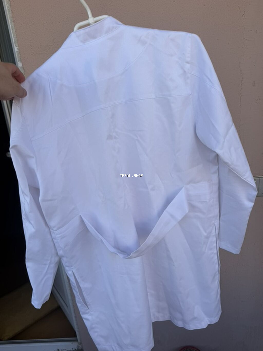 Ağ laboratoriya xalatı - Model: Düyməli-snap bağlama, yaxası sadə - şəkil 2