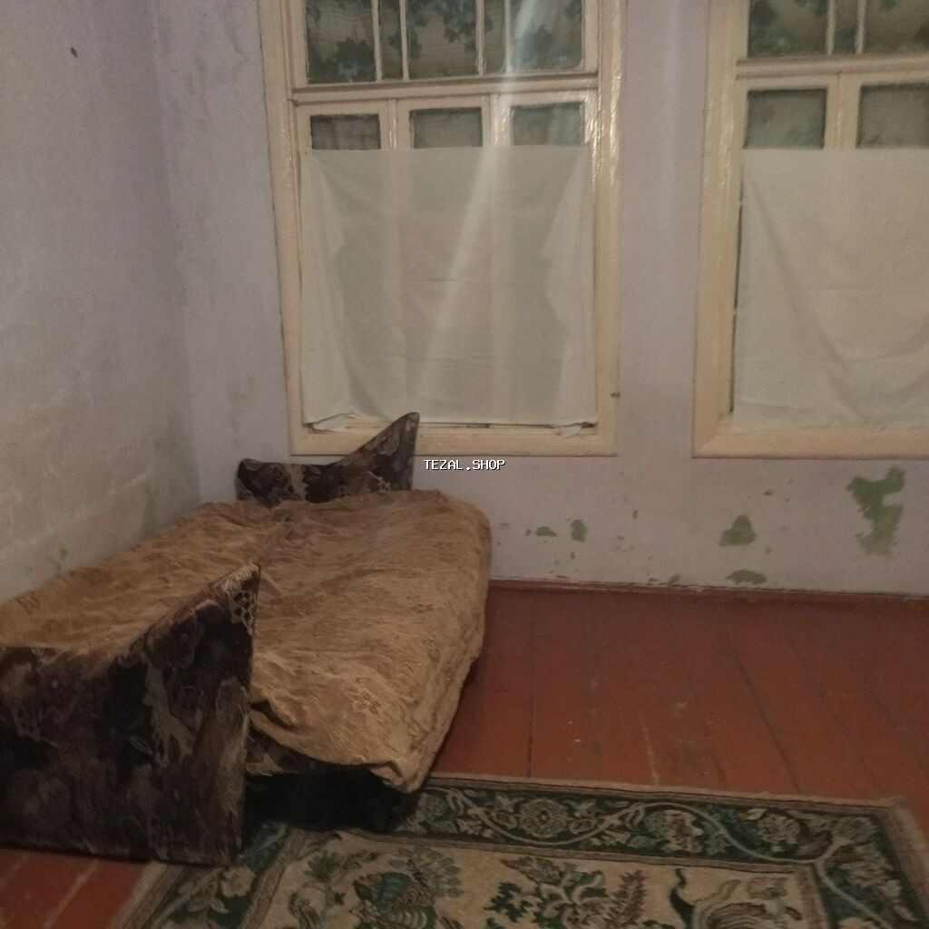 Kirayə üçün sadə, mebellə təmin olunmuş otaq. Xüsusiyyətlər: - Geniş