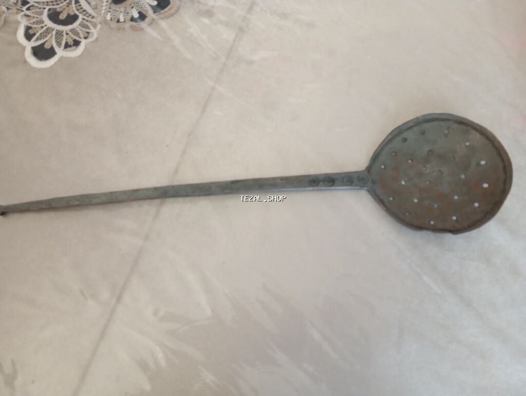 Metaldan hazırlanmış deşikli mətbəx lətçi (qızartma qaşığı). -