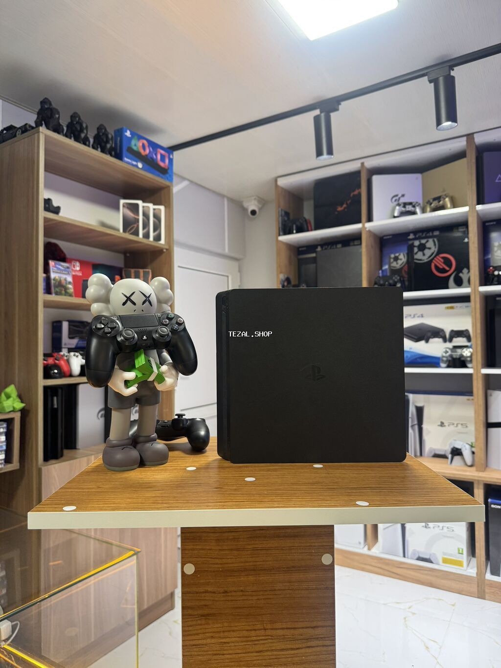 PlayStation 4 Slim 1TB Proşivkalı Tam işlək vəziyyətdədir, bütün