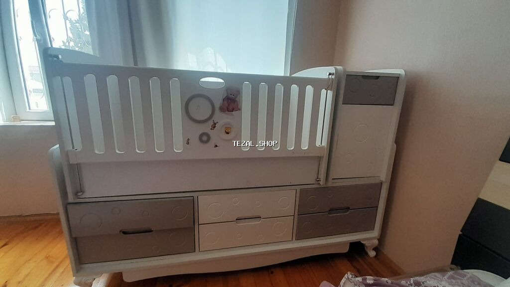 Ağ rəngli, dəyişdirmə masası və çekmecələri olan çoxfunksiyalı uşaq